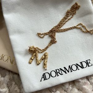 Adornmonde Casper “M” alphabet necklace gold